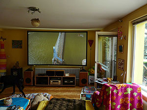 Eine 120 Zoll CouchScreen Leinwand ermöglicht in Kombination mit einem Epson 4K Laserprojektor in einem Wohnzimmer mit seitlichem Lichteinfall auch bei Einfall von Tageslicht eine kontrastreiche und brillant wirkende Darstellung.