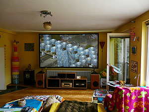 Die CouchScreen Leinwand ist die einzige seit Jahren verfügbare ALR Leinwand die auch bei Einfall von Streulicht oder künstlicher Beleuchtung brillante, kontrastreiche Darstellungsergebnisse mit hoher Plastizität und guter Tiefenwirkung ermöglicht. Tageslichtprojektion mit Wohnzimmerleinwand